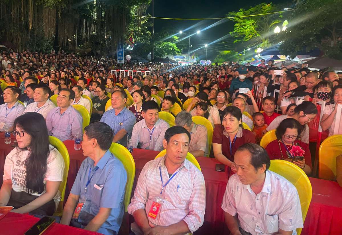 Hàng nghìn người dân, du khách thập phương về dự khai hội Tiên La 2026. Ảnh: Hà Vi