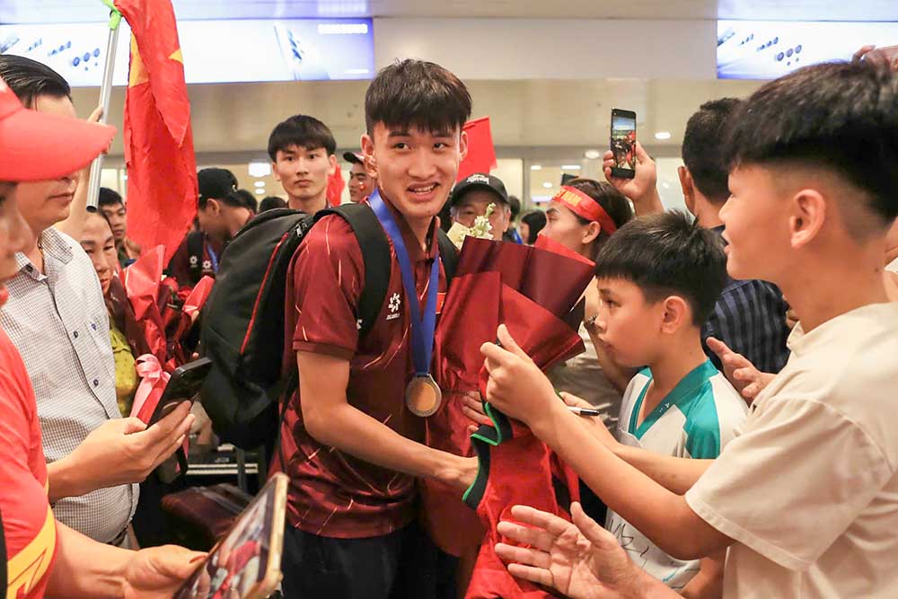 Các cầu thủ được chào đón nồng nhiệt ở sân bay. Ảnh: VFF