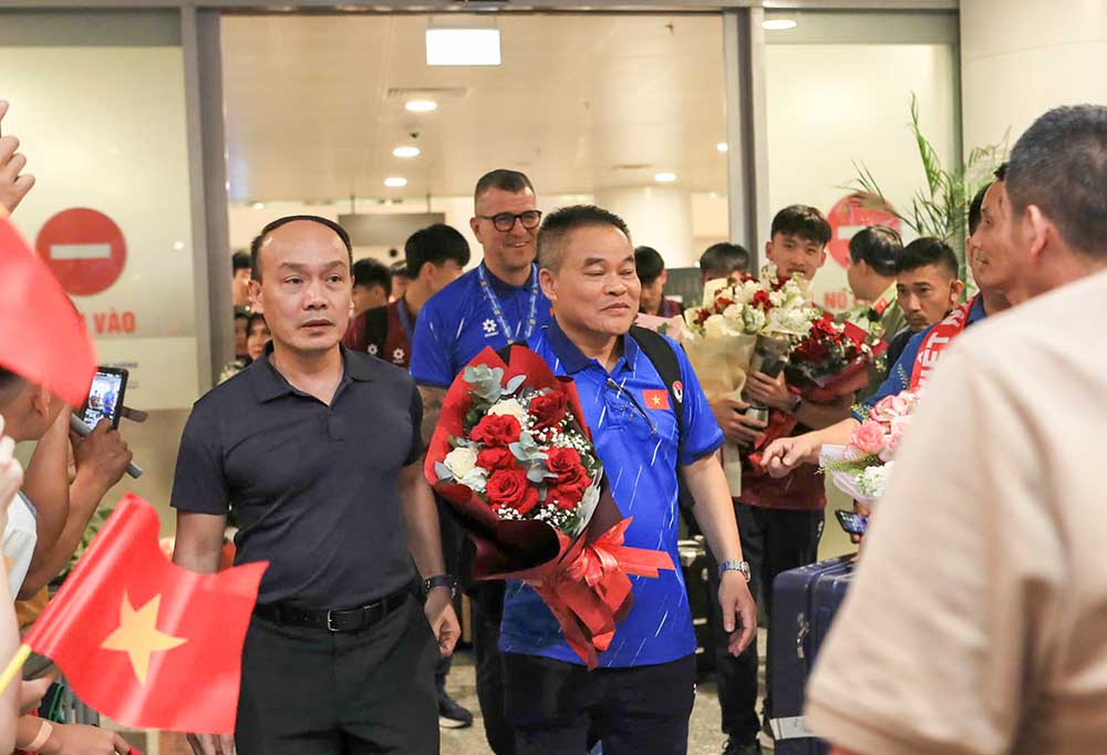 Tổng Thư kí VFF Nguyễn Văn Phú (trái) đón đội U17 Việt Nam ở sân bay. Ảnh: VFF