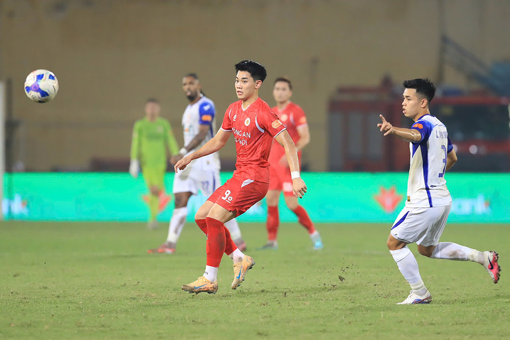 Đình Bắc thi đấu xuất sắc trước Sông Lam Nghệ An. Ảnh: Minh Dân