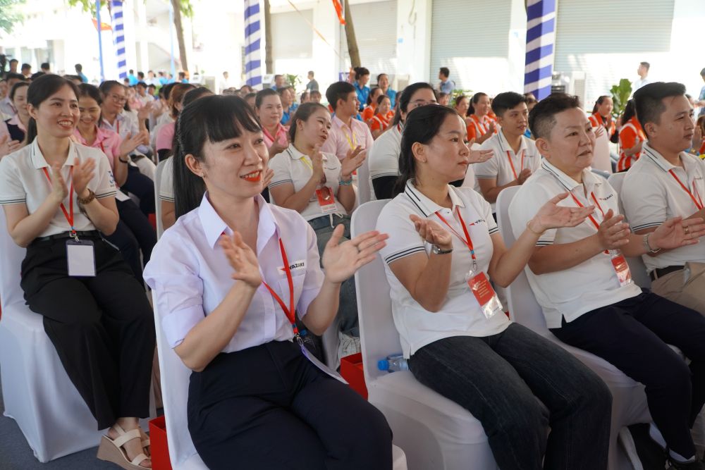 Công nhân phấn khởi khi tham dự chương trình. Ảnh: Anh Tú