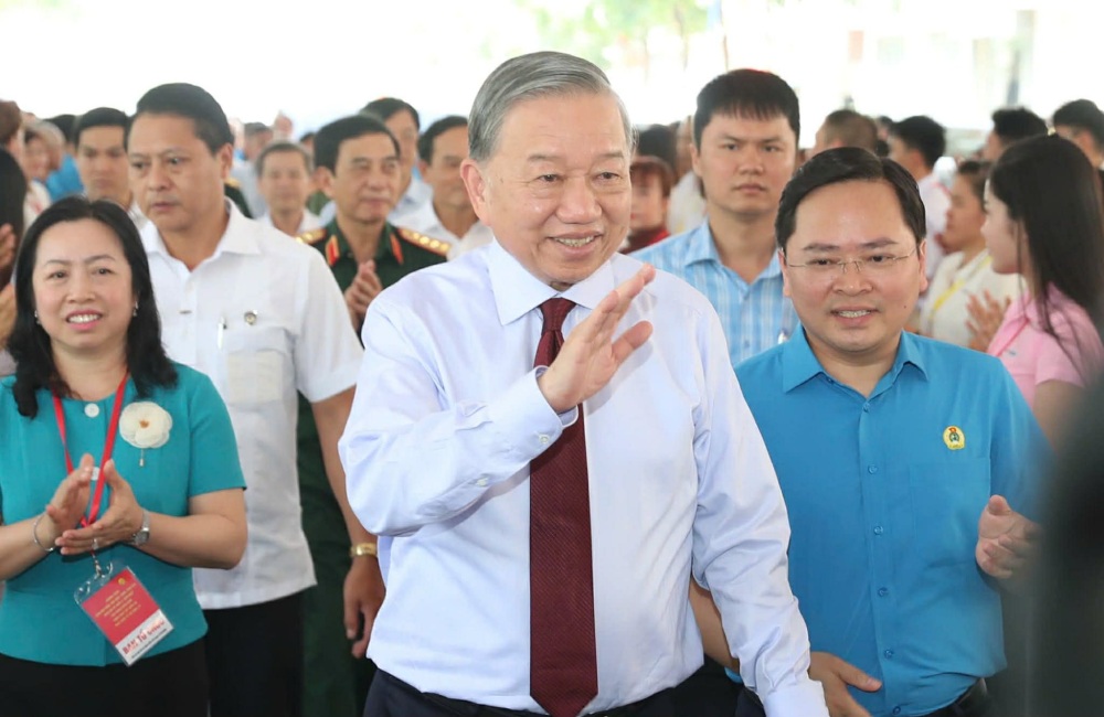 General Secretary and President To Lam visits workers and laborers at Dinh Hoa Social Housing Area (HCMC). Photo: Dinh Trong