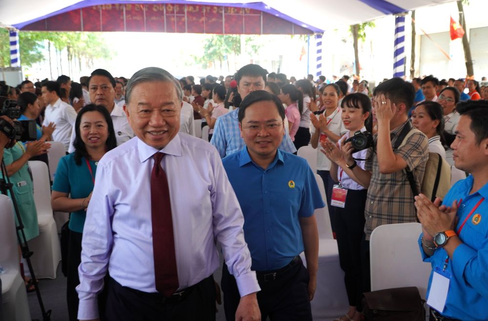 Tổng Bí thư, Chủ tịch nước Tô Lâm đến thăm công nhân, lao động tại Khu nhà ở xã hội Định Hòa. Ảnh: Anh Tú