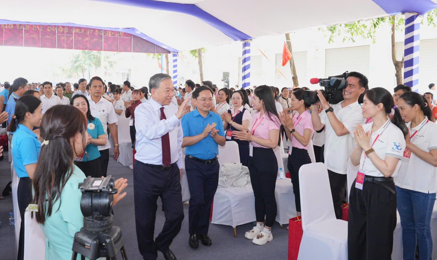 General Secretary and President To Lam visits workers and laborers at Dinh Hoa Social Housing Area (HCMC). Photo: Dinh Trong