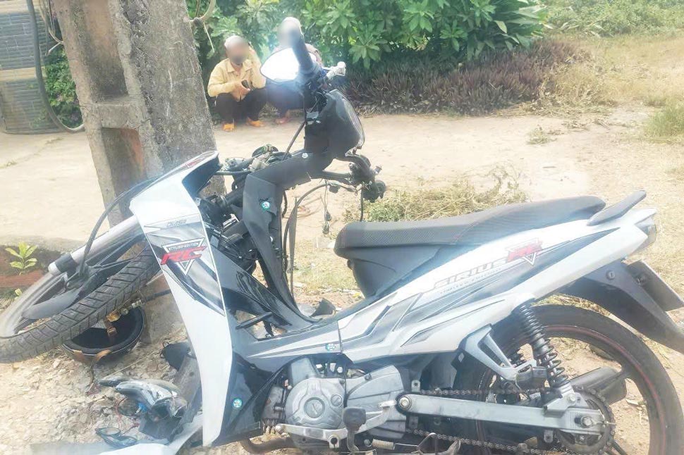 The motorbike crashed into an electric pole on National Highway 19, passing through Tay Son commune (Gia Lai). Photo: Nguyen Anh