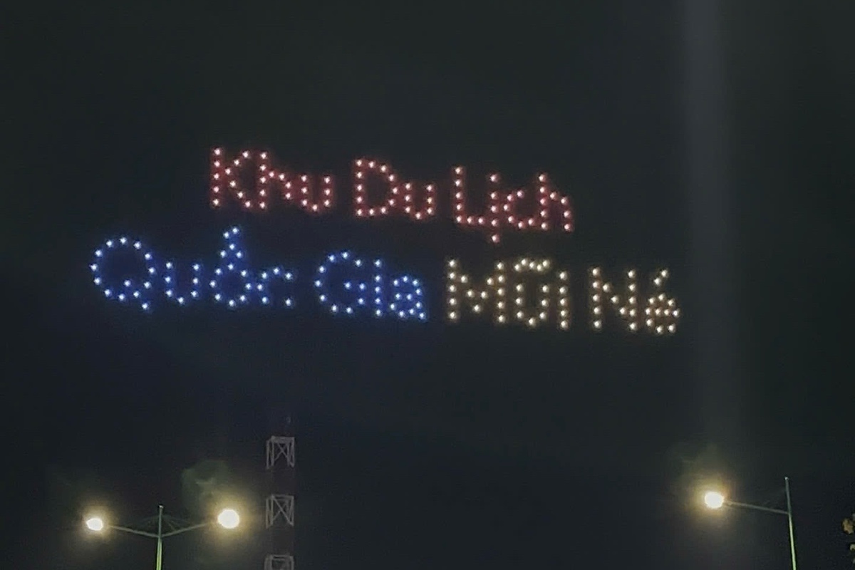 300 chiếc drone xếp hình các thông điệp tại sự kiện. Ảnh: Duy Tuấn 