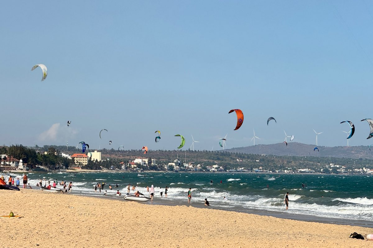 Du khách đông kín bãi biển ở Mũi Né. Ảnh: Duy Tuấn 