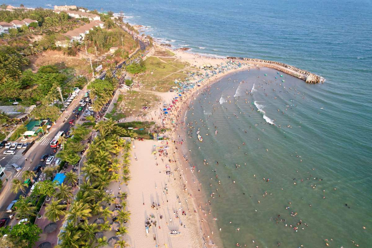 Một bãi biển ở Khu du lịch quốc gia Mũi Né vào dịp lễ. Ảnh: Duy Tuấn 