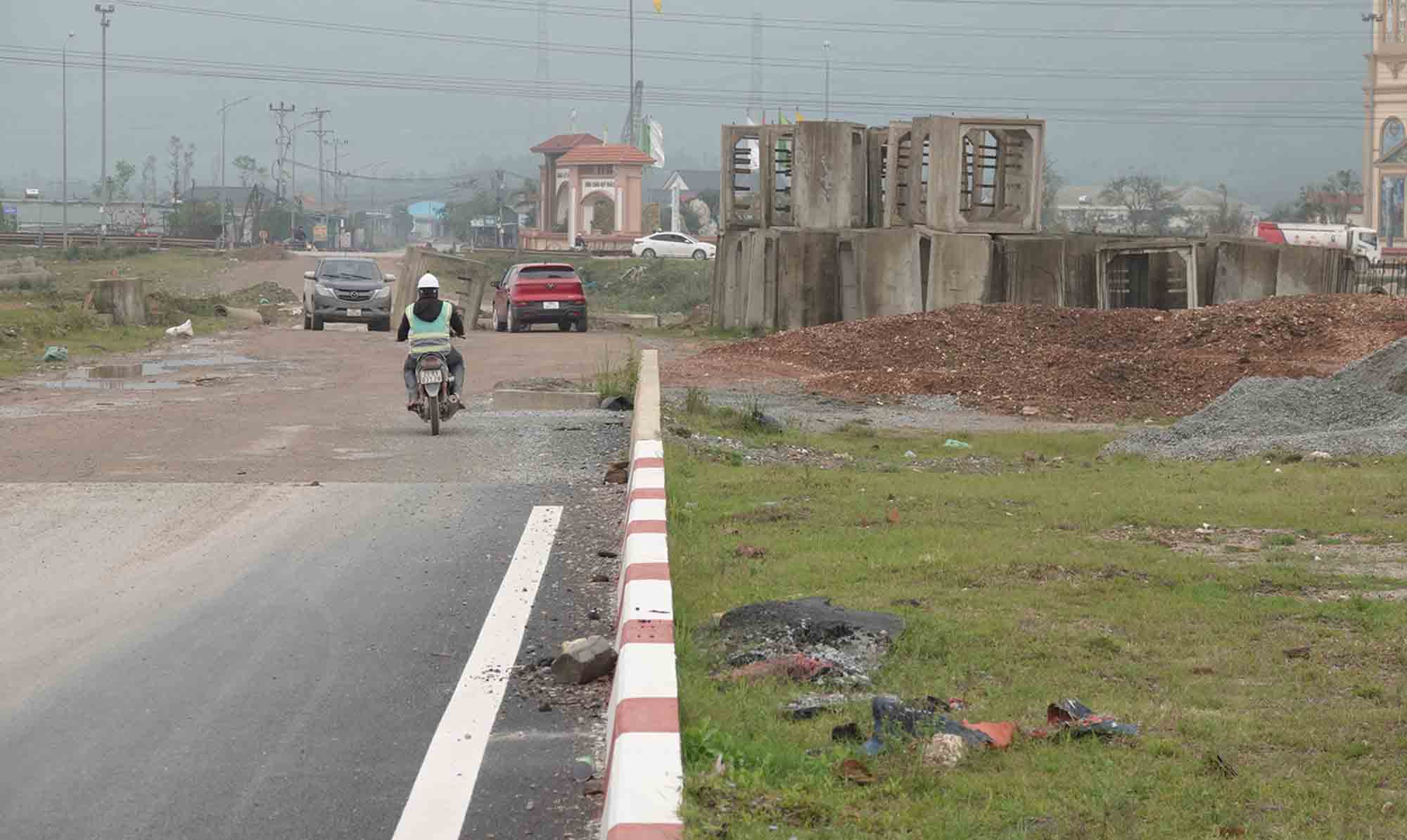 The road project connecting from Hung Nghiep Formosa Steel and Iron Complex is still deadlocked in site clearance for the connection point with National Highway 12C. Photo: Tran Tuan
