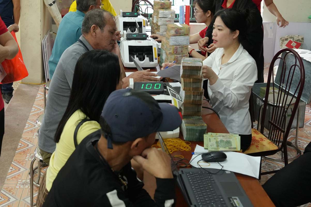 Thanh Oai commune (Hanoi) pays compensation and site clearance support to many households in Cu Than village whose land was acquired to implement the Olympic Sports Urban Area project, April 24. Photo: Thanh Oai commune