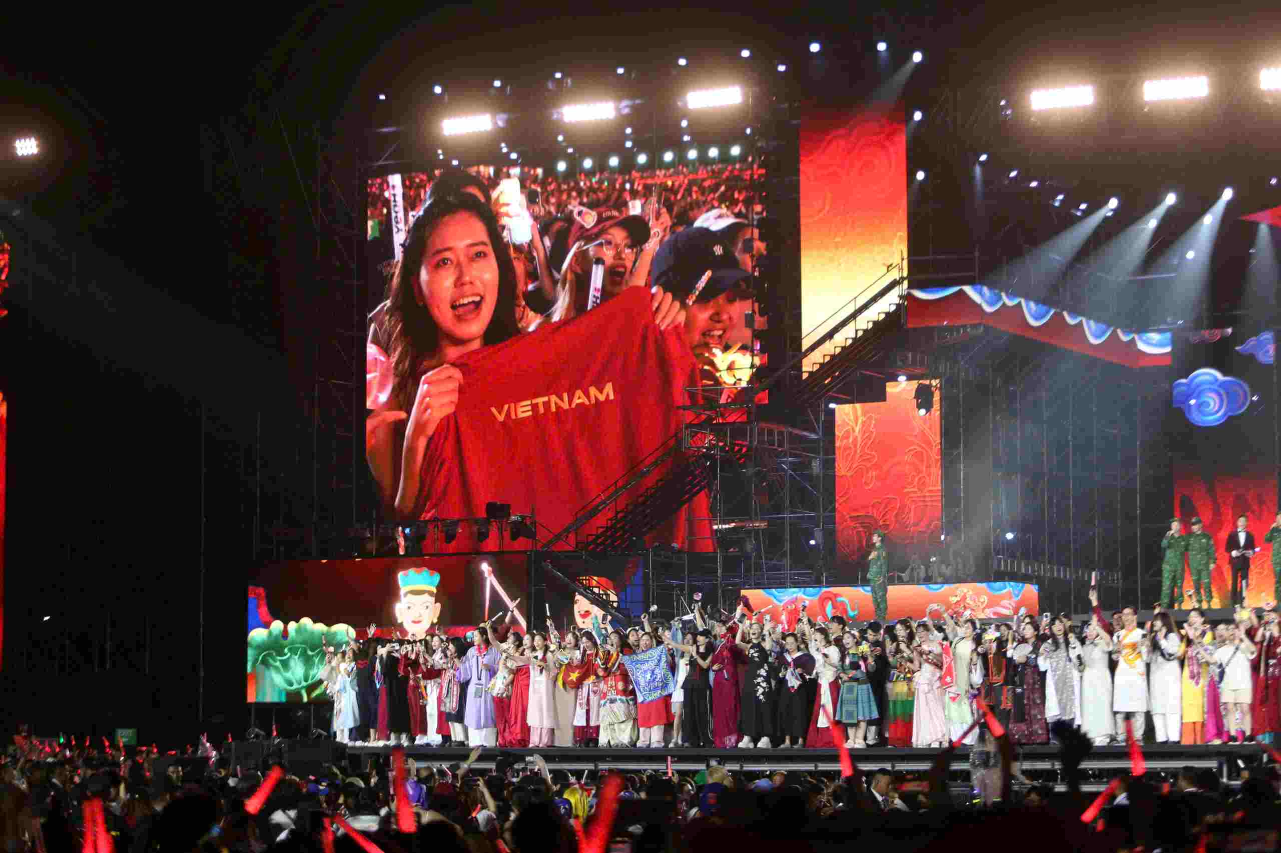 Ca khúc “Một vòng Việt Nam” vang lên cùng hàng trăm khán giả mặc trang phục truyền thống tại sân khấu concert Anh trai vượt ngàn chông gai. Ảnh: Huyền Chi