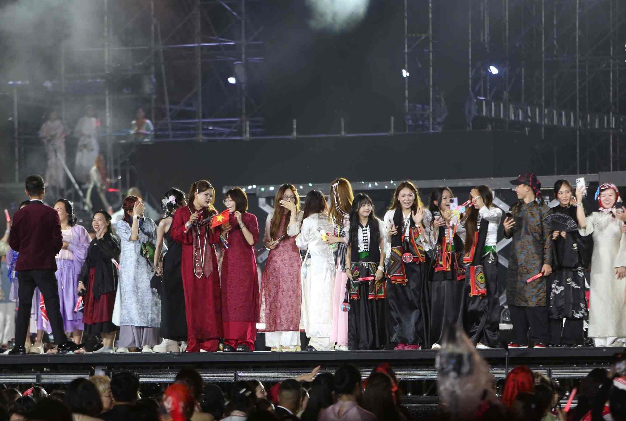 Một số khoảnh khắc ấn tượng tại tiết mục có sự góp mặt của những khán giả đặc biệt trong trang phục truyền thống. Ảnh: Huyền Chi