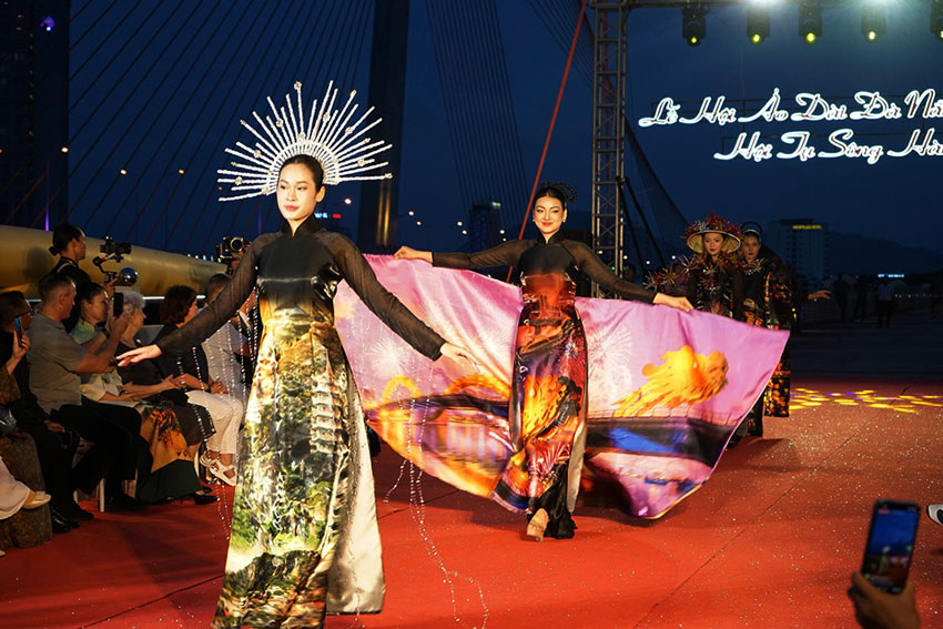 Các người mẫu tại buổi biểu diễn diện trên mình những bộ sưu tập áo dài đặc biệt. Ảnh: Trần Thi