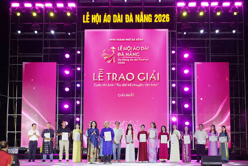 Bà Nguyễn Thị Hội An - Phó Giám đốc Sở Văn hoá - Thể thao và Du lịch Đà Nẵng trao giải Nhất cuộc thi ảnh “Áo dài kể chuyện văn hóa”. Ảnh: Trần Thi