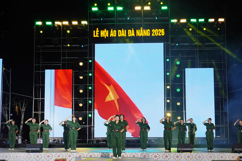 Chương trình nghệ thuật với âm nhạc và vũ đạo hiện đại tại đêm bế mạc Lễ hội Áo dài Đà Nẵng 2026. Ảnh: Trần Thi