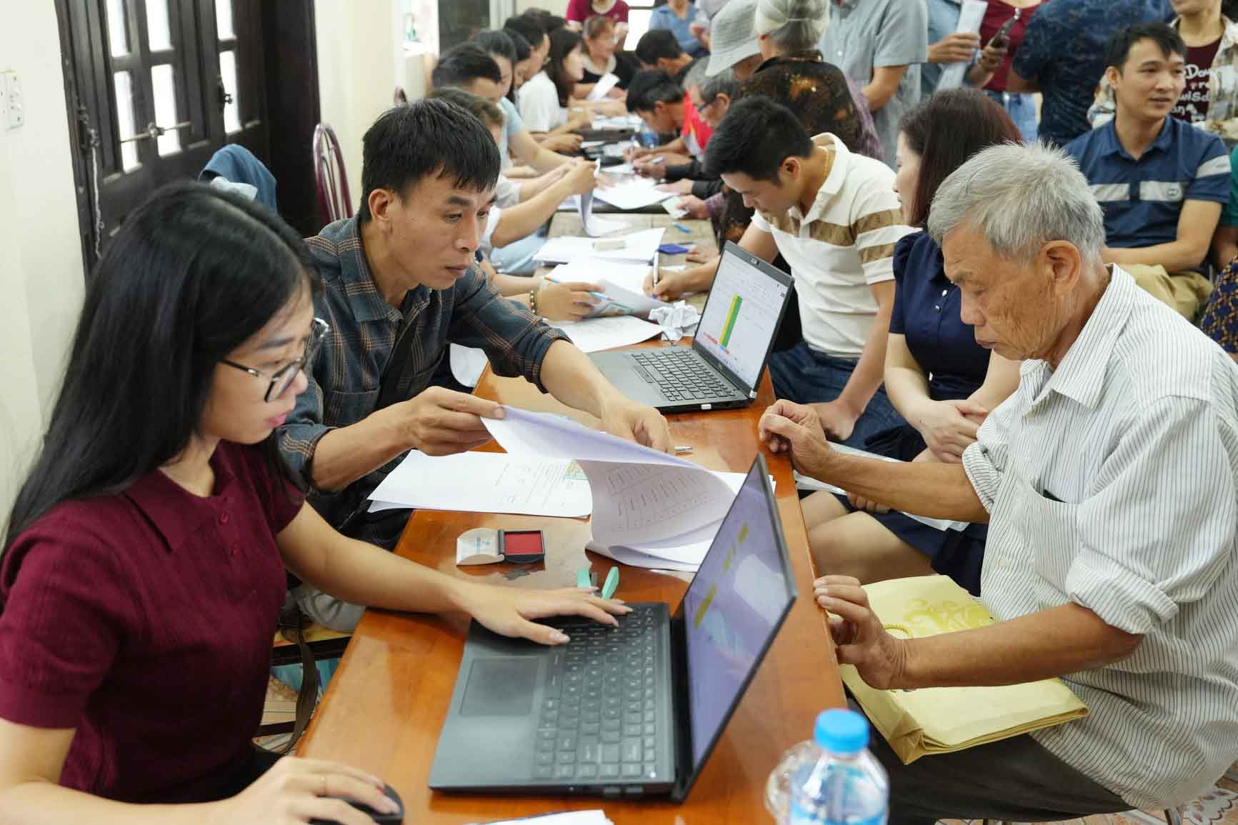 Thanh Oai commune (Hanoi) requests people to bring red books when coming to carry out procedures to receive compensation and site clearance support for the Olympic Sports Urban Area project. Photo: Thanh Oai commune