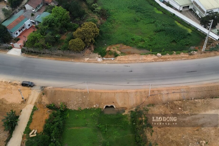 Tuyến đường dự án Cải tạo, nâng cấp tuyến đường nối Tỉnh lộ 325B, kết nối đường Hồ Chí Minh đi cầu Ngọc Tháp và tuyến cứu hộ cứu nạn vừa được mở rộng, nâng cấp. Ảnh: Tô Công