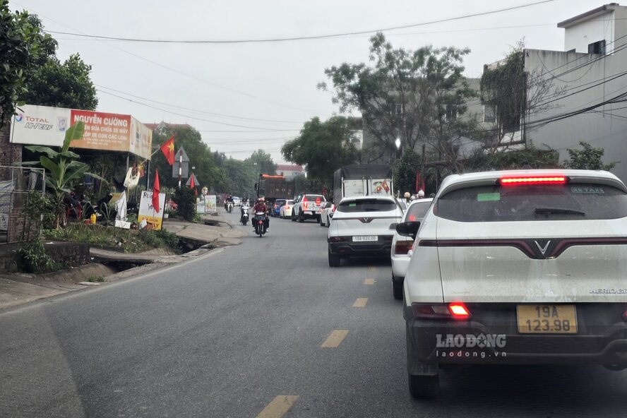 Đoạn đường tỉnh 325B tại xã Xuân Lũng tắc dài chiều 25.4 (tức mùng 9.3 âm lịch). Ảnh: Tô Công