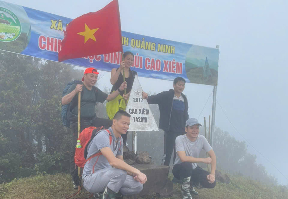 Tourists admire Cao Xiem peak, Luc Hon commune, Quang Ninh province. Photo: Phun Van Pau