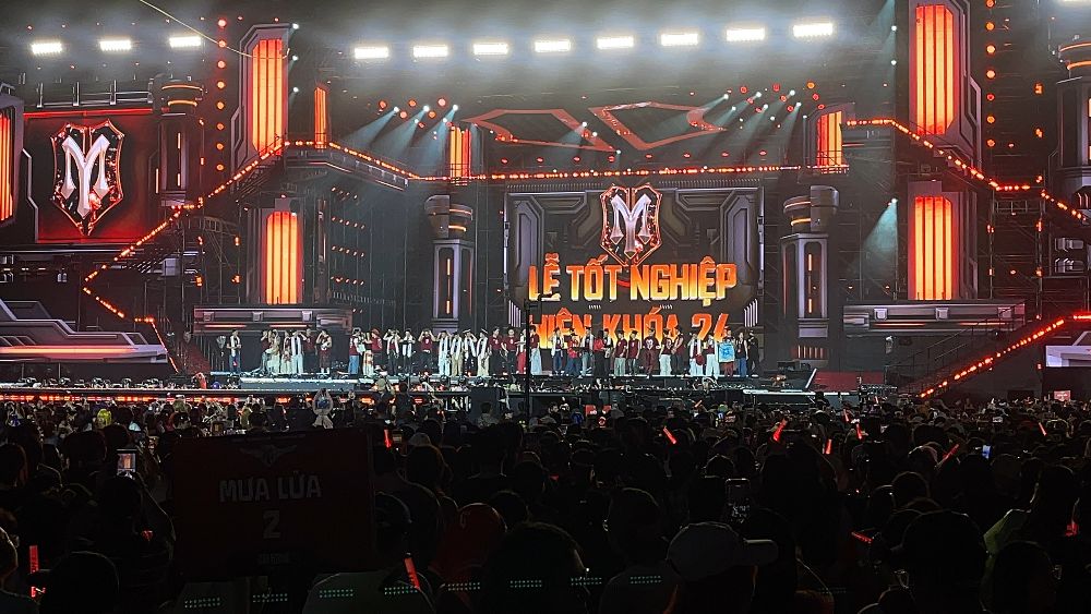 Older brother overcomes a thousand hardships, throws away graduation hat to say goodbye to the audience