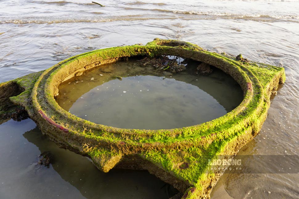 Quan sát phần chóp kim loại lộ ra trên bãi biển, đại tá Nguyễn Xuân Sơn - Phó Chính ủy Bộ Chỉ huy Quân sự tỉnh Gia Lai - nhận định có khả năng đây là xe tăng M113 của quân Mỹ ngụy. Tuy nhiên đây mới là nhận định ban đầu, cần trục vớt để xác định chính xác. Ảnh: Hoài Phương