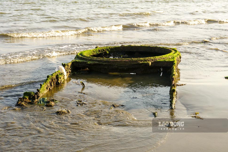 Theo đại tá Nguyễn Xuân Sơn, trong giai đoạn thời chiến, khi bộ đội ta triển khai các mũi tiến công, quân đội Việt Nam Cộng hòa cùng đường đã tháo chạy dọc khu vực bãi biển Quy Nhơn, bỏ lại nhiều xe tăng để bơi ra biển, lên tàu của Mỹ đang chờ sẵn cách bờ vài hải lý để thoát thân. Ảnh: Hoài Phương