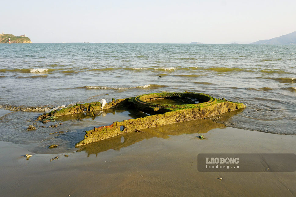 “Qua khảo xác, xác xe tăng không còn nguyên vẹn, phần lớn bị gỉ sét. Chúng tôi sẽ trập trung lực lượng, thiết bị, cố gắng trục vớt xác xe tăng trong ngày dự kiến. Chí phí và nhân lực đều do đơn vị đảm bảo“, đại tá Nguyễn Xuân Sơn thông tin. Ảnh: Hoài Phương