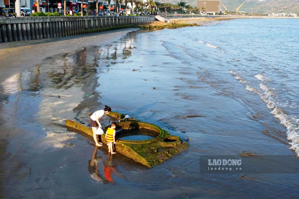 Một số người dân hiếu kỳ đã đến gần khu vực được phát hiện xác xe tăng để quan sát. Tuy nhiên, hiện nơi này đã được khoanh vùng, không cho người dân tắm biển tiếp cận nhằm bảo đảm an toàn. Ảnh: Hoài Phương