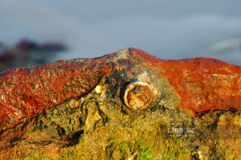 Bộ phận xác xe tăng trồi lên mặt biển đã gỉ sét, mục nát và không còn nguyên vẹn. Ảnh: Hoài Phương