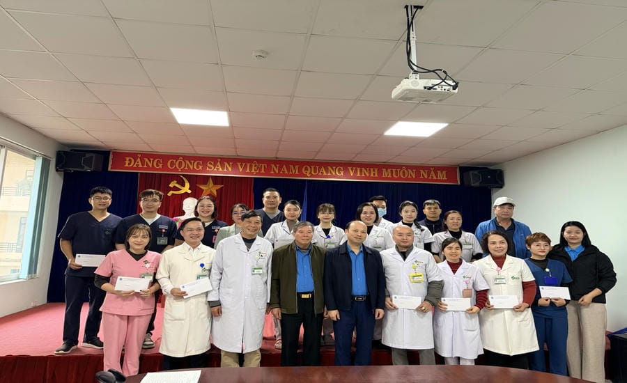 Mr. Nguyen Ngoc Quynh (front row, fourth from the left) - Chairman of the grassroots trade union of Huu Nghi Quoc Te Joint Stock Company - presents gifts to union members and workers. Photo: Kim Tuyen