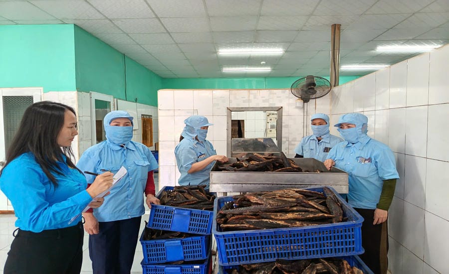 Ms. Pham Thi Tuyet My - Chairwoman of the grassroots trade union of Fujiura Nha Trang Co., Ltd. - recorded the opinions of direct production union members. Photo: Khanh Hoa