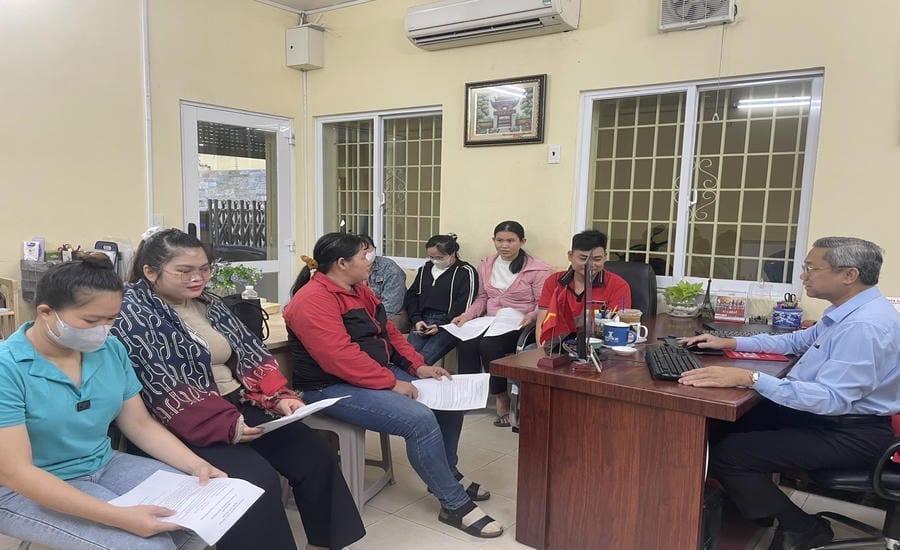 Female workers authorize Mr. Duong Van Thuan - official of the Legal Consulting Center of the Ho Chi Minh City Labor Federation (right cover) - to sue Vinh Thong Company. Photo: Duc Long