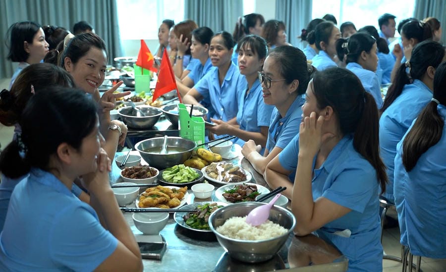 Trade Union of Company Limited MTV 19. 5 organizes Trade Union Meal on the occasion of Workers' Month 2025 for workers. Photo: Quynh Chi