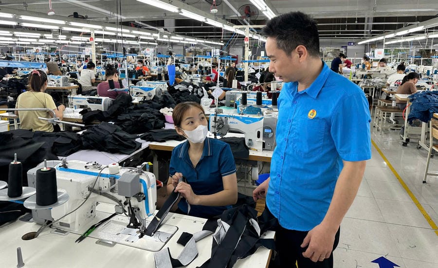 Mr. Tran Sy Tung is always close to and grasps the thoughts and aspirations of union members and workers. Photo: Tran Tuan