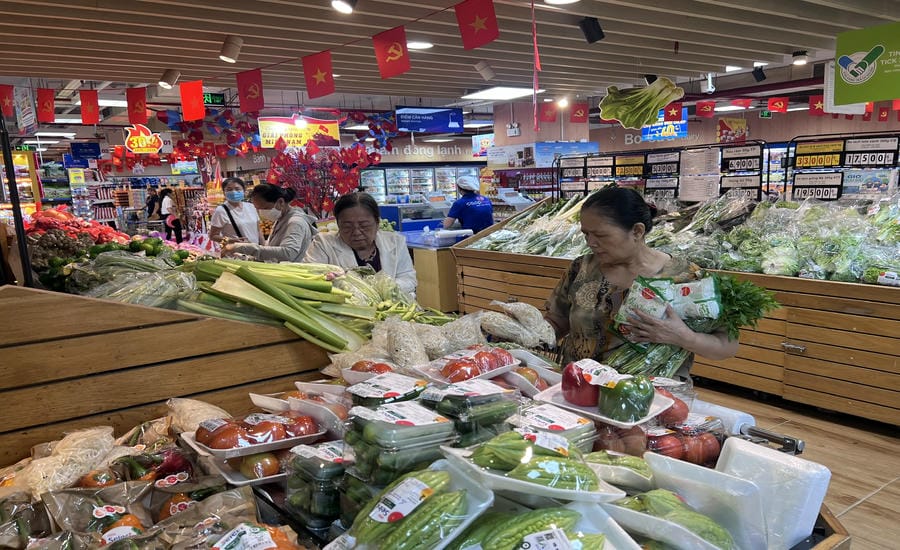 Many essential items are deeply discounted, attracting customers during the holidays. Photo: Ngoc Le
