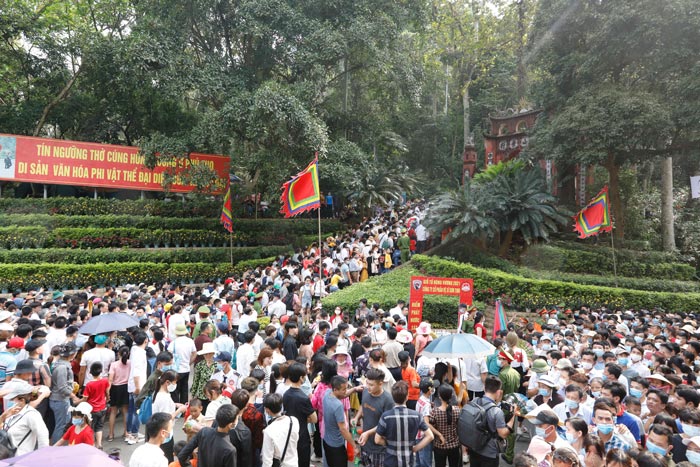 Crowds of people participate in the Hung Kings Commemoration Ceremony 2026 Photo: Hai Nguyen
