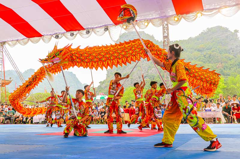 Điểm nhấn của lễ hội năm nay là các tiết mục nghệ thuật dân gian giàu ý nghĩa. Múa rồng gây ấn tượng mạnh, tái hiện biểu tượng linh thiêng gắn với truyền thuyết Lạc Long Quân - Âu Cơ, gửi gắm ước vọng mưa thuận gió hòa, cuộc sống ấm no. Bên cạnh đó, nhiều hoạt động văn hóa, thể thao truyền thống diễn ra sôi nổi như chọi gà, đấu vật, đi cà kheo, thu hút đông đảo người dân và du khách.