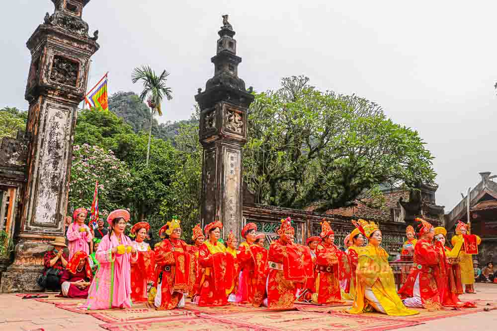 Tháng Tư, vùng đất Cố đô Ninh Bình rộn ràng trong không khí linh thiêng và náo nức của Lễ hội Hoa Lư truyền thống. Diễn ra từ 25.4 đến 27.4 (tức 9.3 đến 11.3 năm Bính Ngọ) tại Khu di tích quốc gia đặc biệt Cố đô Hoa Lư và một số địa điểm thuộc phường Hoa Lư, lễ hội là dịp kết nối hiện tại với quá khứ, nhắc nhớ công lao dựng nước, giữ nước của các bậc Tiên đế triều Đinh, Tiền Lê.