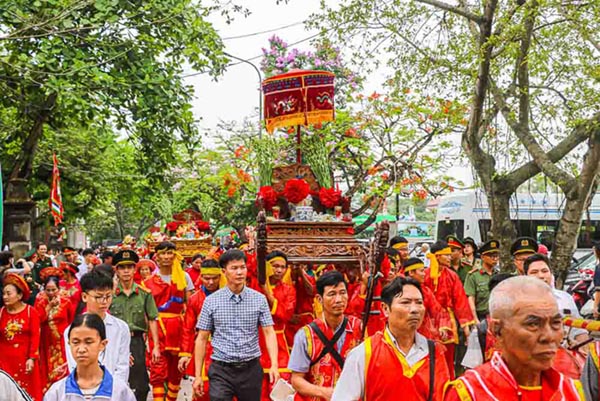 Không chỉ là sinh hoạt văn hóa tâm linh, Lễ hội Hoa Lư còn là không gian hội tụ, lan tỏa giá trị truyền thống bền vững. Việc duy trì nghi lễ cổ truyền, trò chơi dân gian và chương trình nghệ thuật góp phần tạo nên sức hấp dẫn riêng, đồng thời nuôi dưỡng niềm tự hào về cội nguồn dân tộc.