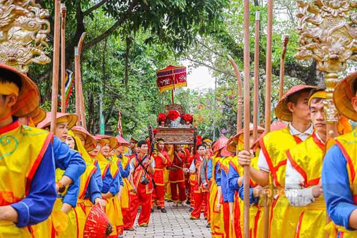 Năm 2014, Lễ hội Hoa Lư được Bộ Văn hóa, Thể thao và Du lịch đưa vào Danh mục Di sản văn hóa phi vật thể cấp quốc gia. Sự ghi nhận này khẳng định giá trị lịch sử, văn hóa của lễ hội, đồng thời mở ra cơ hội để Ninh Bình tiếp tục bảo tồn, phát huy di sản gắn với phát triển du lịch, quảng bá hình ảnh Cố đô tới bạn bè trong nước và quốc tế.   Giữa sắc cờ hoa rực rỡ tháng Tư, Lễ hội Hoa Lư 2026 trở thành bản hòa ca của lịch sử và hiện tại, góp phần bồi đắp tình yêu, niềm tự hào về những giá trị văn hóa ngàn đời của dân tộc.