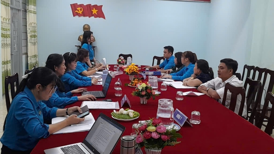 The Inspection Committee of Vinh Long Provincial Labor Federation inspects the implementation of the Trade Union Charter, financial management, and assets at the grassroots level. Photo: Provincial Labor Federation.