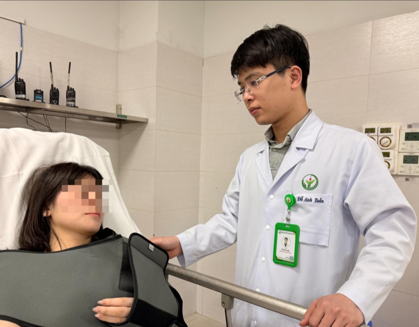 Bệnh nhân L.H.L (31 tuổi) đang được điều trị tại khoa Phẫu thuật Chi trên và Y học thể thao. Ảnh: BVCC