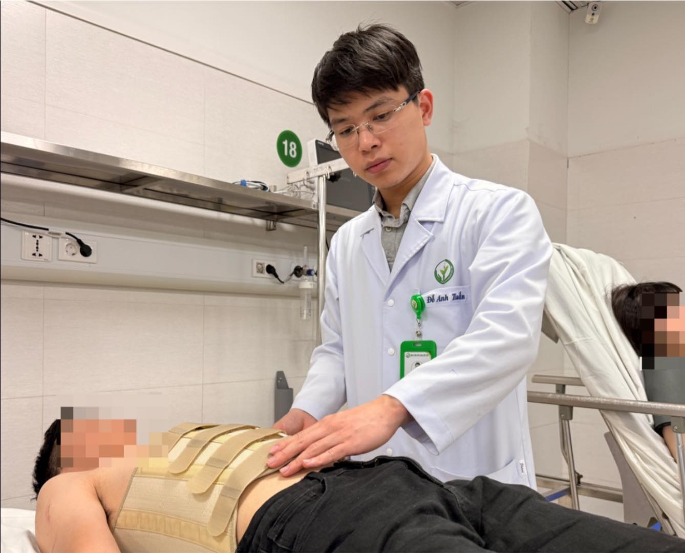 Les médecins examinent la santé des victimes dans l'accident de bus tombé dans un ravin à Sơn La. Photo: BVCC