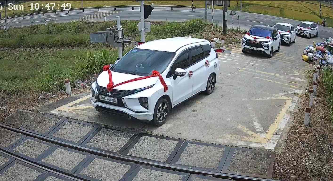 El conductor conducía un coche con matrícula 76A-244. 60 cruzando un paso a nivel cuando el semáforo en rojo estaba en marcha. Foto: Policía de Quảng Ngãi
