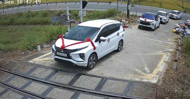 Quảng Ngãi: Xe rước dâu vượt đèn đỏ, bị tàu hỏa tông, 4 người chết