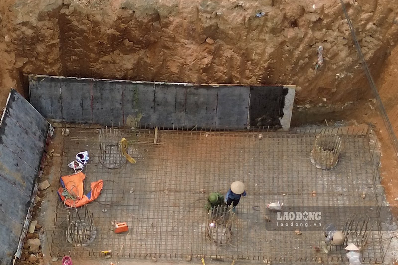 Công nhân thi công trụ cầu. Ảnh: Đinh Đại