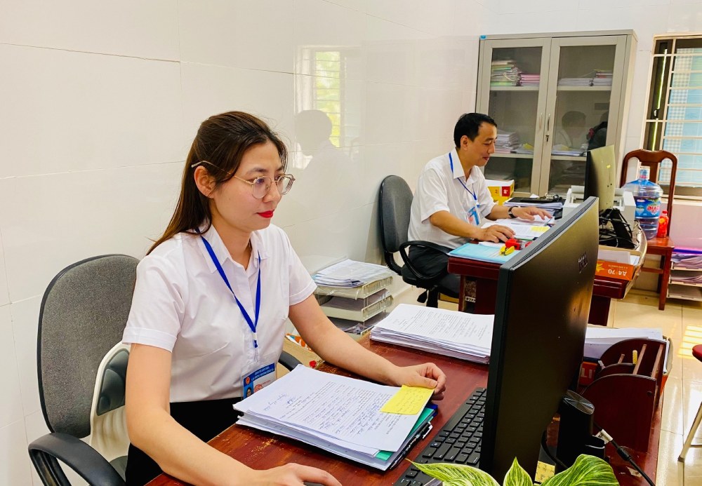 Building salaries associated with job positions for officials and civil servants. In the photo, specialists of the Office of the People's Council - People's Committee of Dan Hoa commune (Hanoi) solve administrative procedures for people. Photo: Le Dung