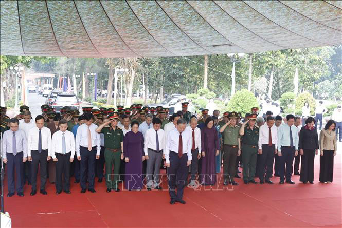 Tổng Bí thư, Chủ tịch nước Tô Lâm cùng Đoàn công tác Trung ương tưởng niệm các Anh hùng liệt sĩ tại Nghĩa trang Liệt sĩ Tân Biên. Ảnh: TTXVN