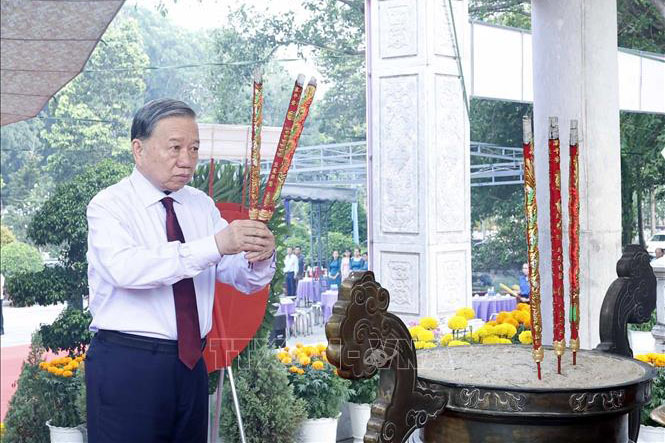 General Secretary and President To Lam offers incense to commemorate and pay tribute to heroes and martyrs at Tan Bien Martyrs' Cemetery (Doi 82 Martyrs' Cemetery). Photo: VNA