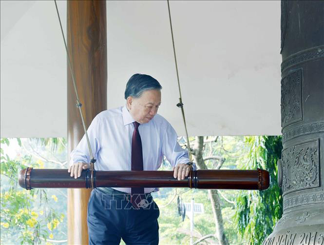 Tổng Bí thư, Chủ tịch nước Tô Lâm thỉnh chuông tại Nghĩa trang Liệt sĩ Tân Biên. Ảnh: TTXVN